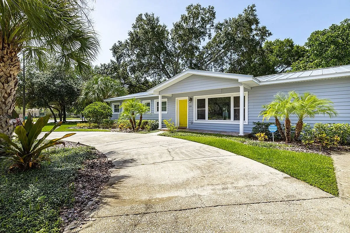 Building Photo - 4200 W Beachway Dr