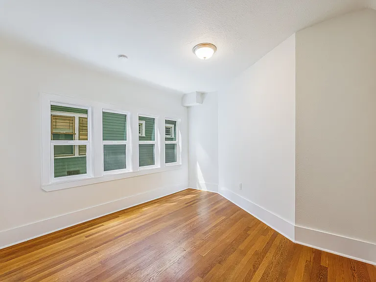 5034 7th Ave NE — Photo 10