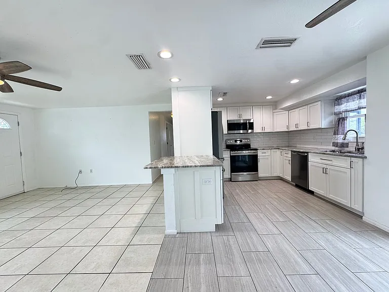 3410 Bay St — Photo 7