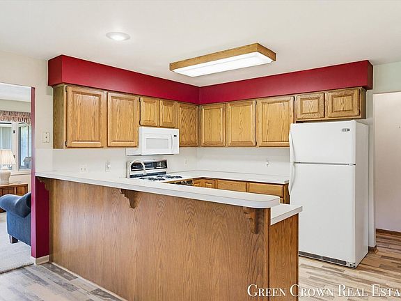 5th image of 580 Gardenview Dr SW