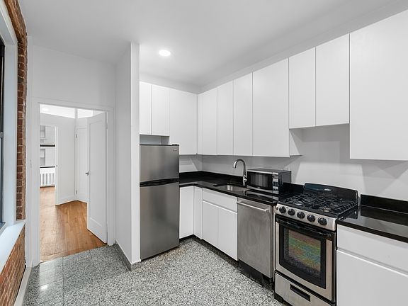 5th image of 229 E 53rd St APT 3