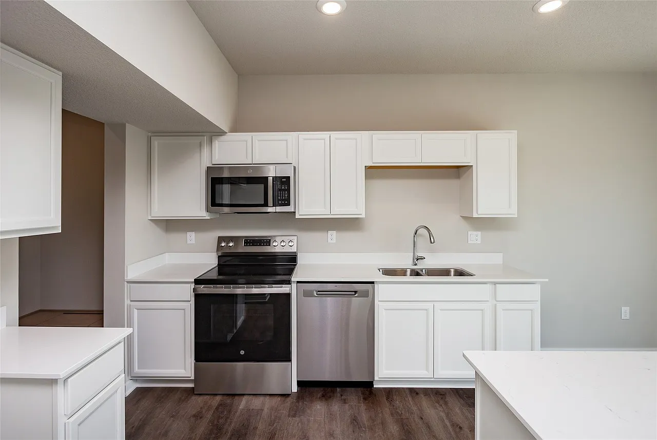 3 bed, 2.5 bath, 1591 sqft, $1,875 — Photo 2