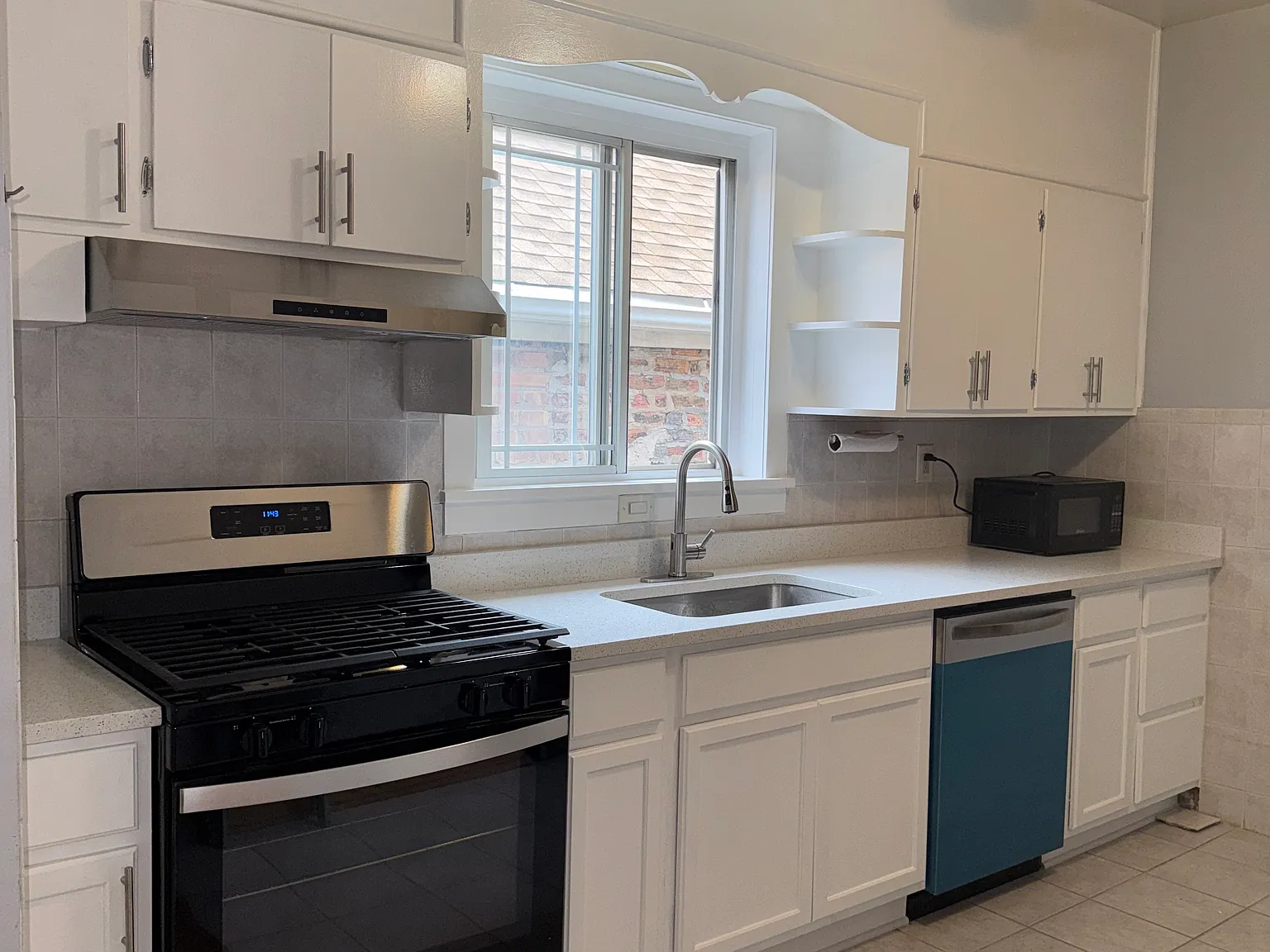 3 bed, 1.5 bath, 900 sqft, $2,100 — Photo 4