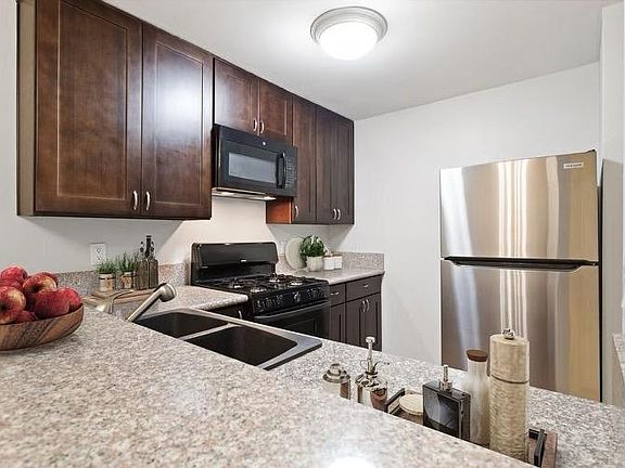 5th image of 10636 Woodley Ave Unit 29