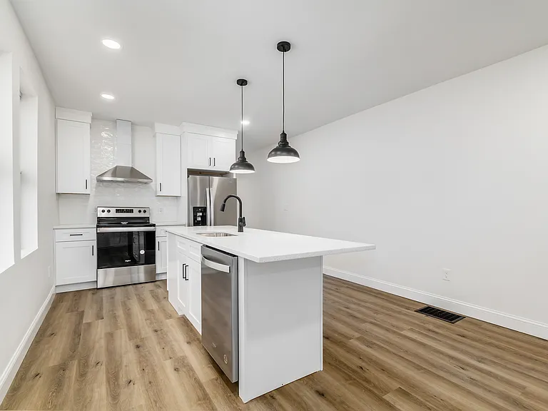 1671 Oak St — Photo 13