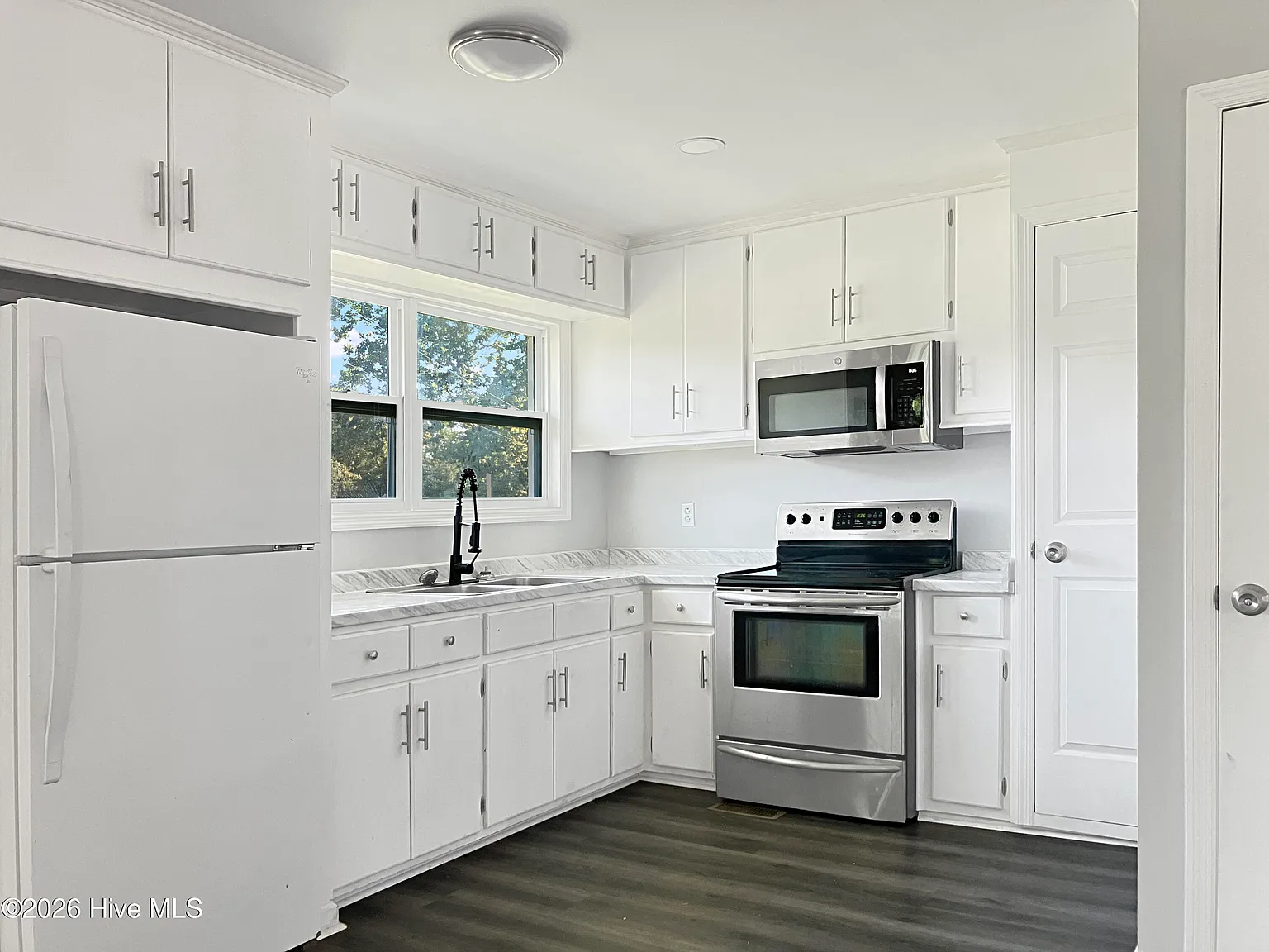 3 bed, 2.0 bath, $1,750 — Photo 2