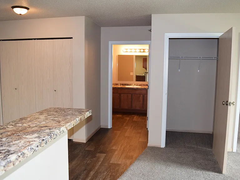 Oakview Apartments 1410 — Photo 35