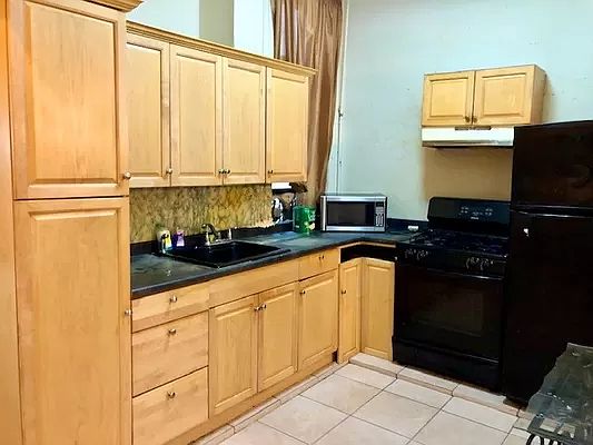 4th image of 227 E 14th St APT 4W