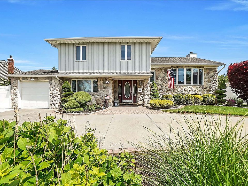 1st image of 10 Suzane Ln