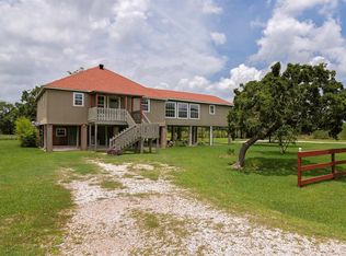 323 Oak Island Dr, Anahuac, TX 77514