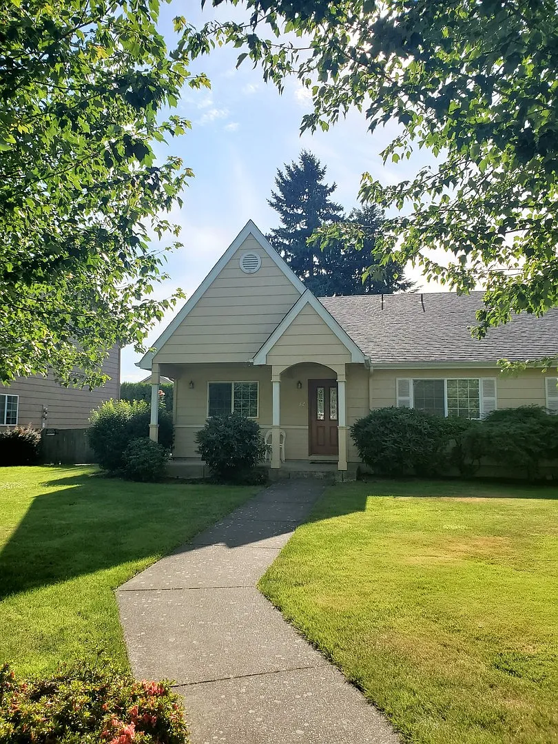 3 Bedroom Duplex with Large Yard — Photo 2