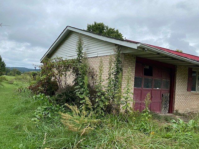 2nd image of 327 Taylor Hill Rd