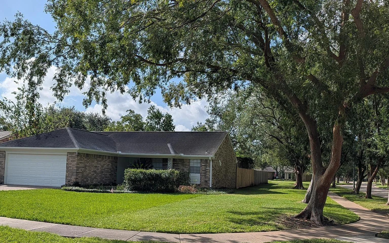 3 bed, 2.0 bath, 1374 sqft, $2,075 — Photo 1