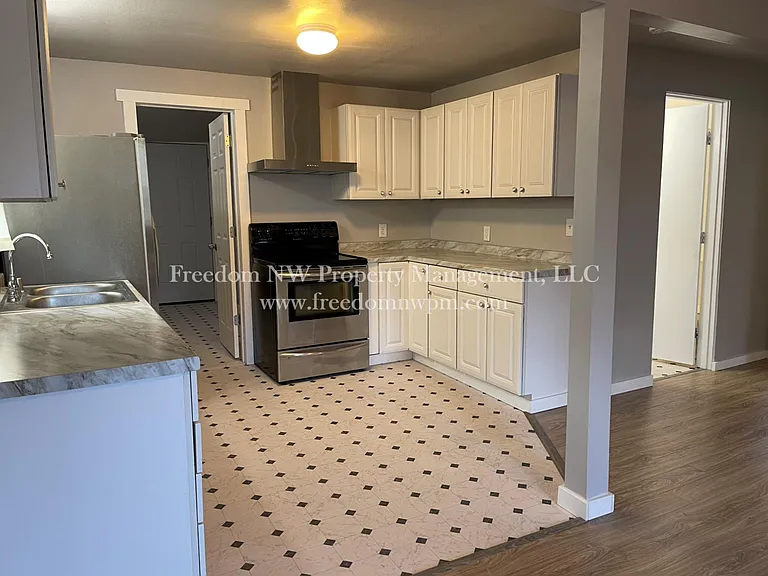 515 Phoenix St NE — Photo 3
