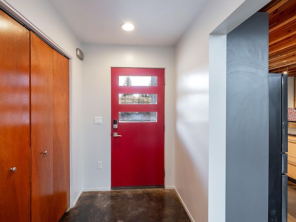 4th image of 2211 N Palisades