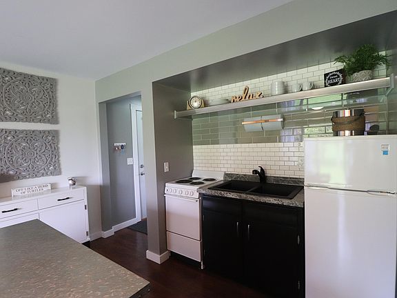 3rd image of 1700 Country Club Dr Unit 201