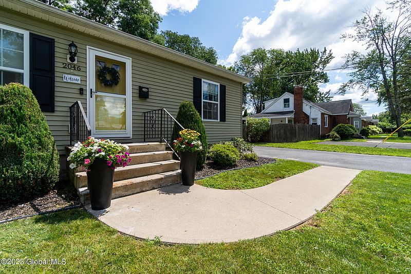 4th image of 2046 Ferguson Street