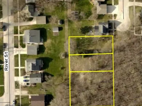 909 Maple Ave, Decorah, IA 52101