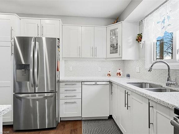 3rd image of 40 Lyton Cres