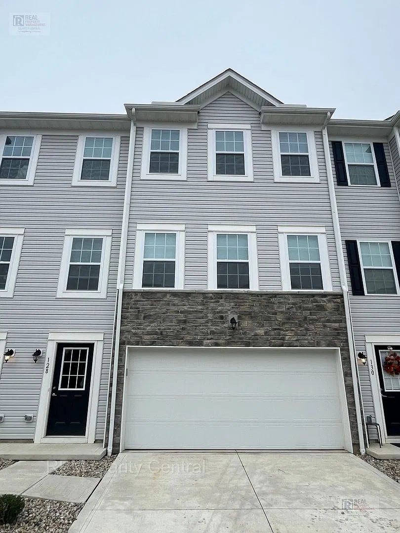 Beautiful 3-Bedroom Townhome with 2-Car Garage in Willow Reserve! — Photo 1