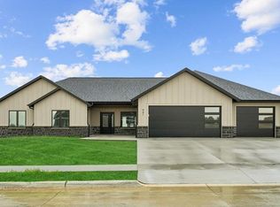 441 Gavin Cir, Peosta, IA 52068