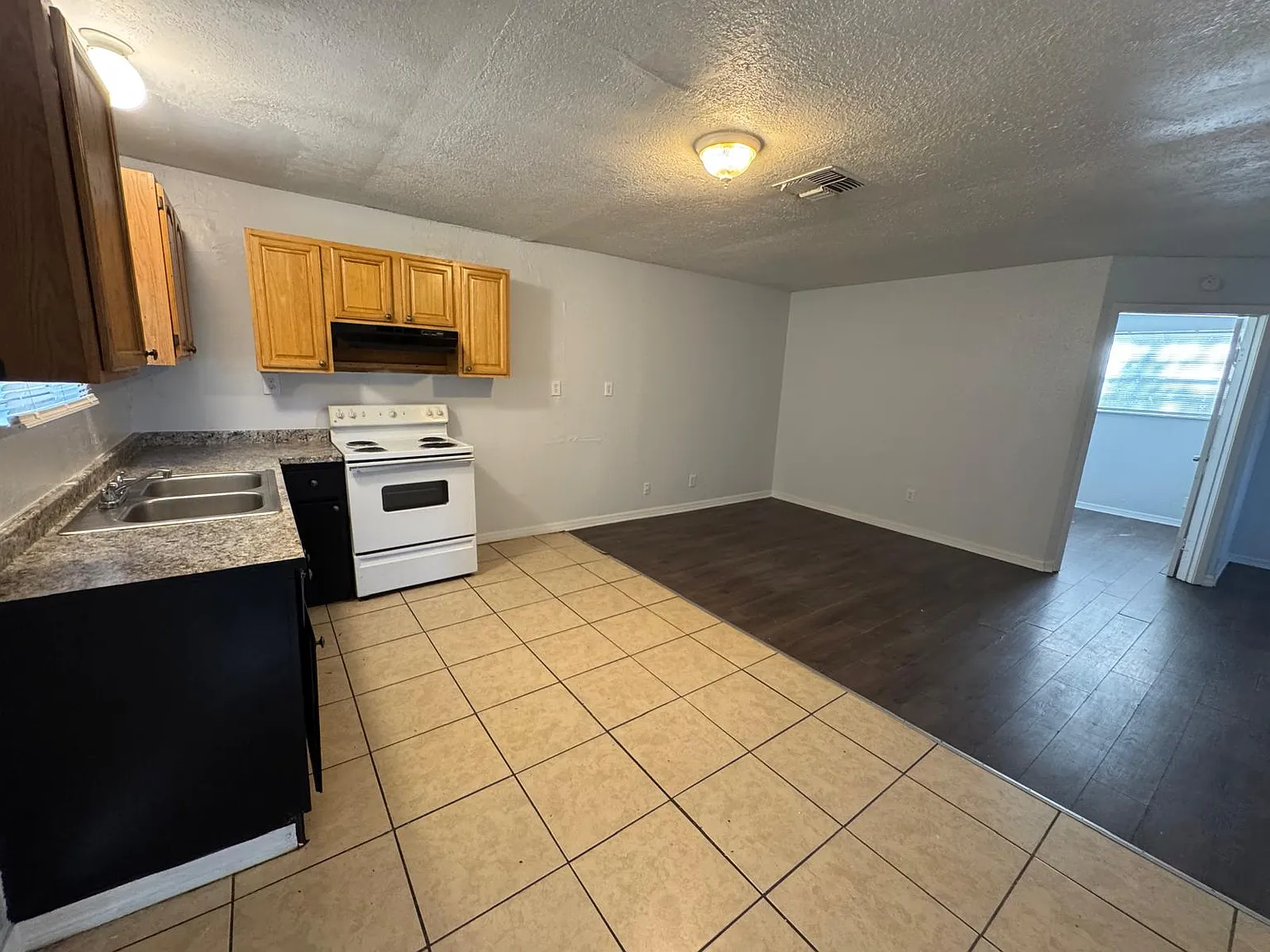 3 bed, 900 sqft, $1,500 — Photo 3