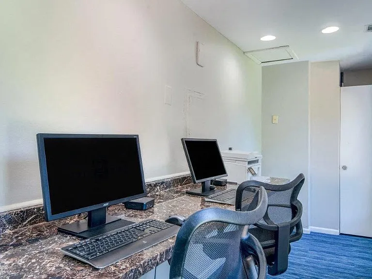 Quail Hollow Apartment Homes — Photo 17