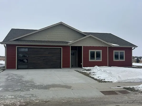 1405 38th St, Spirit Lake, IA 51360