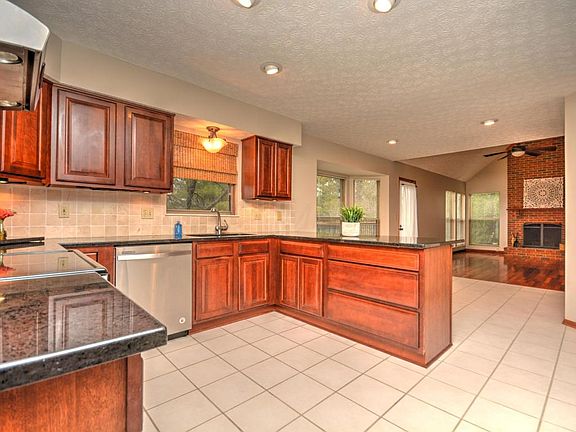 3rd image of 5671 Dublinshire Dr