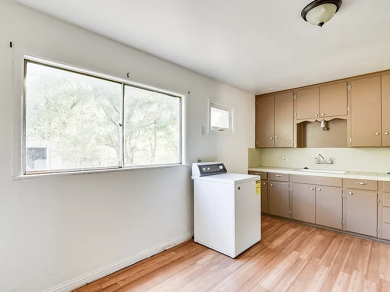344 NW Renfro St — Photo 11