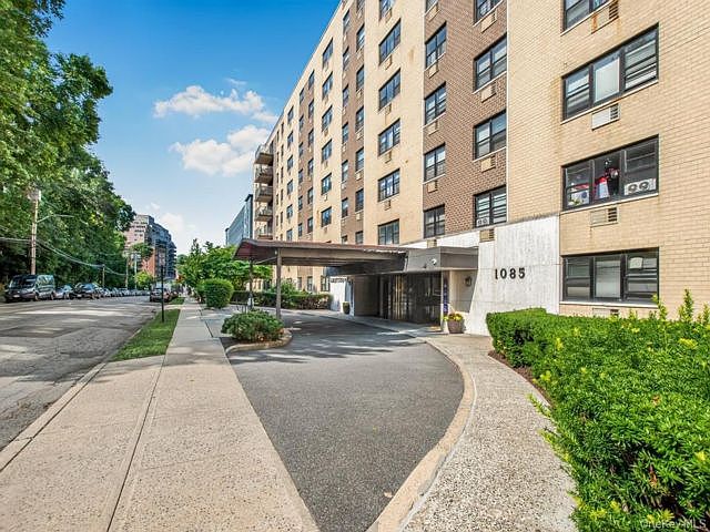 1st image of 1085 Warburton Ave APT 114