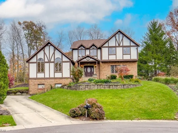 561 Woodbury Dr, Akron, OH 44333