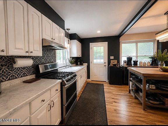 3rd image of 612 Bennetts Mills Road