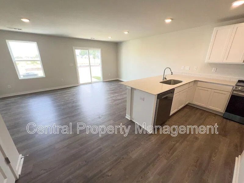 3 bed, 2.5 bath, 1410 sqft, $1,625 — Photo 4