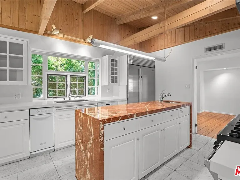 4031 Hollyline Ave — Photo 10