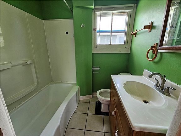 5th image of 254 Anderson Ave