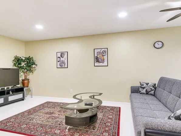 2824 S Bartell Dr APT 27, Houston, TX 77054