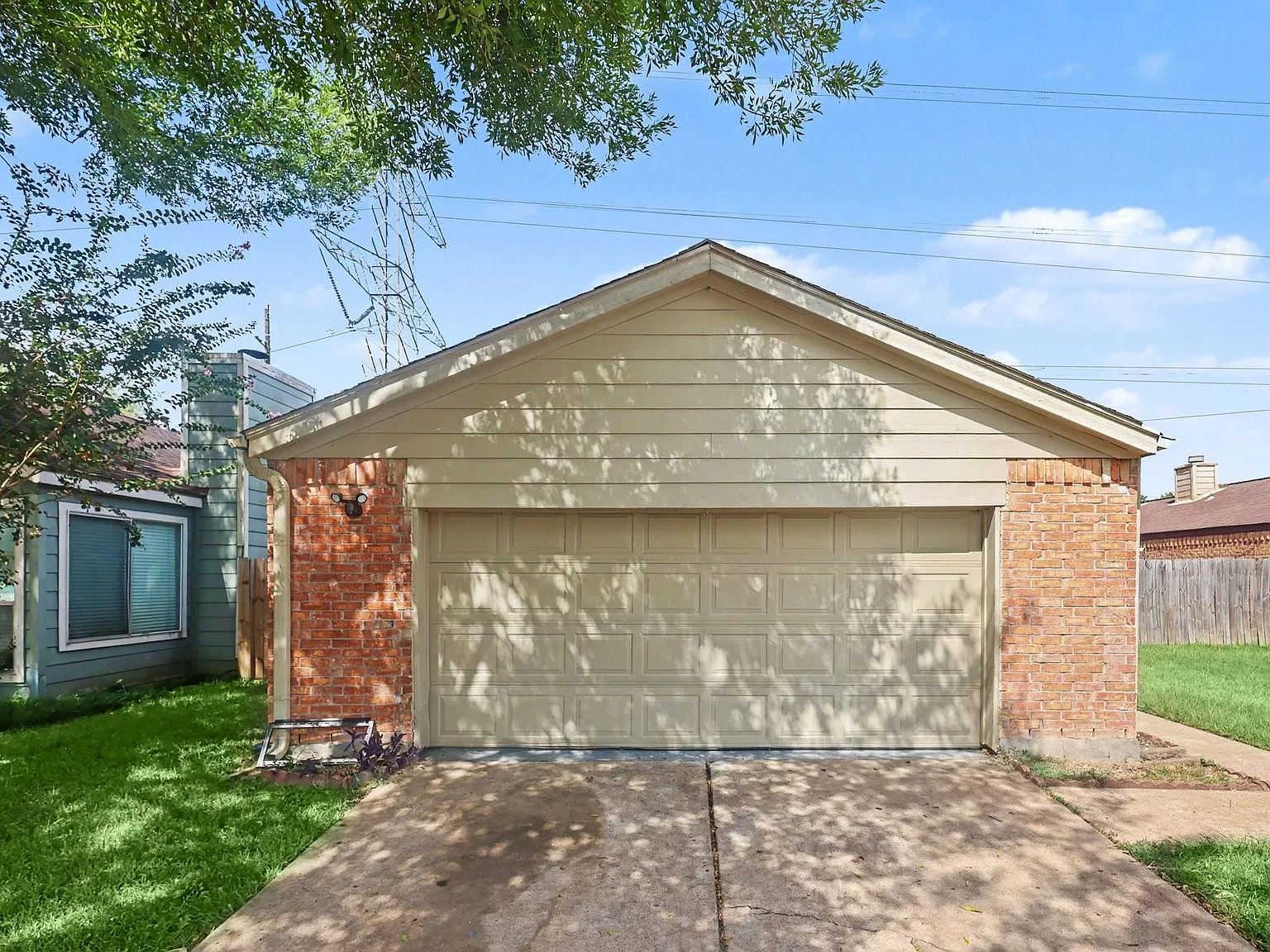 3 bed, 2.0 bath, 1928 sqft, $2,200 — Photo 2