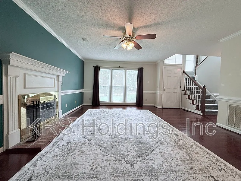 3 bed, 2.5 bath, 1889 sqft, $2,100 — Photo 3