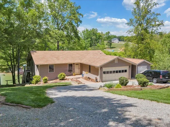 208 Buck Run Dr, Moneta, VA 24121