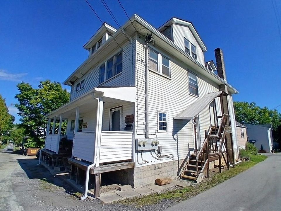 2nd image of 102 N Hickory Aly