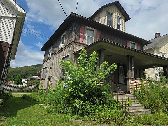 3rd image of 225 Davis St