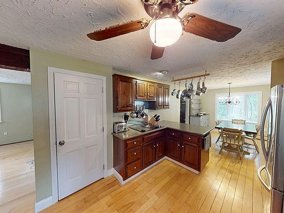 4th image of 25 Edith Dr