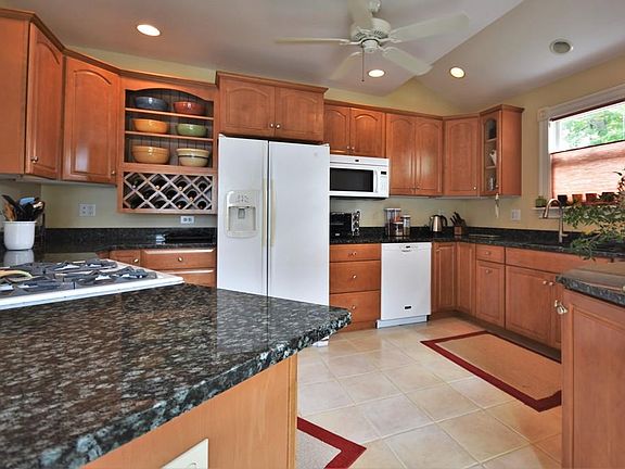 4th image of 4 Essex St #2