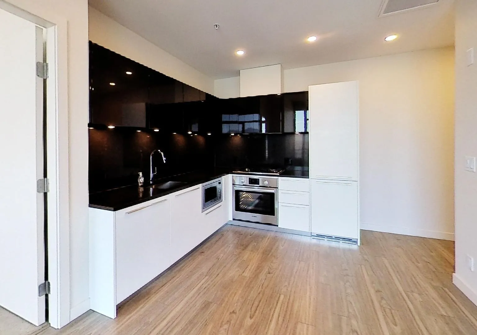 2 bed, 700 sqft, $2,800 — Photo 2