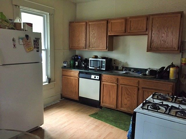 Full Kitchen with DW