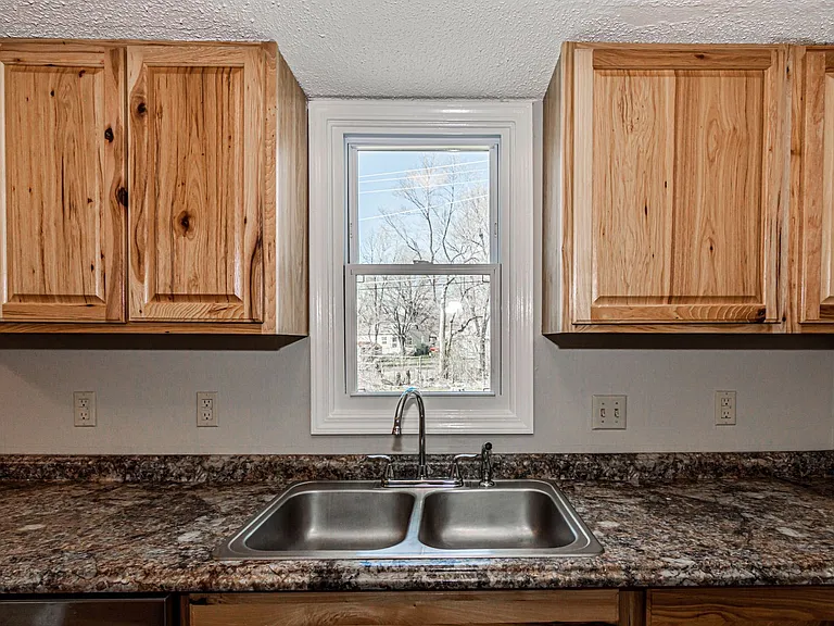 1369 Parkside Dr — Photo 8