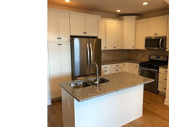 3rd image of 409 Lakeview Ct Condo 4