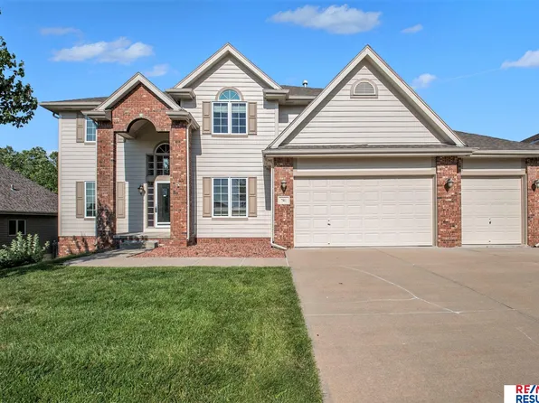 701 Fleetwood Dr, Papillion, NE 68133