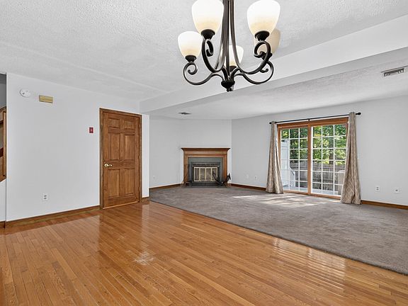 4th image of 685 Bay St APT 15